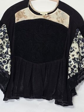 POL Black Mixed-Media Floral Lace Tunic with Cream Floral Accents Boutique CHIC